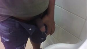 Homens mijando gay banheiro publico estação