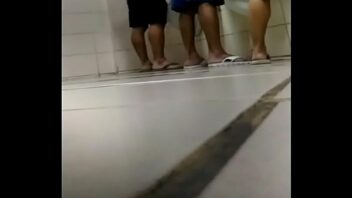 Homens trepando no banheiro gay porno