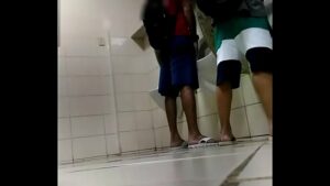 Idosos brasileiros gays nas banheiros públicos