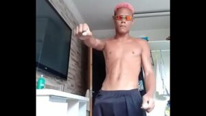 Jovem gay negro dançando com tualha