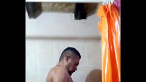 Jovem hetero tomando banho tendo ereção videos gay
