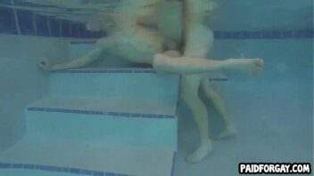Loirinha beira da piscina casal gay