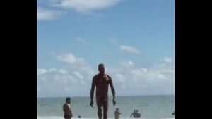 Macho fudendo gay na praia