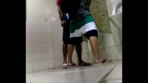 Maduro brasileiro mostrando rola no banheiro pubkico gay