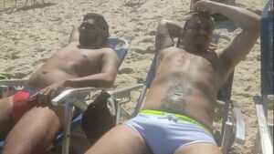 Maduros de sunga fudendo machos na praia xvideos gays