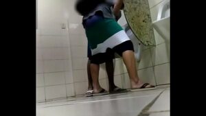 Mamando o negao no banheiro gay