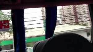 Mamando pau no ônibus sexo gay