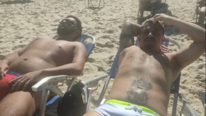 Marca de rola na sunga na praia gay video