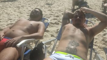Marca de rola na sunga na praia gay video