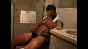 Massagem oleosa entre dois gays negros musculosos video adulto