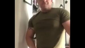 Militar policial de botas fode gay