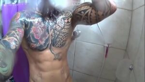 Moreno definido tatuado porno gay
