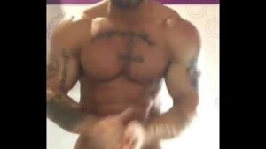 Musculoso homem sendo torturado por um musculoso gay