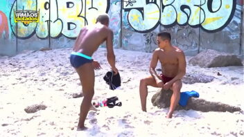 Na praia de nudismo da muito casal de gay