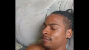 Negro metendo no sofa gay