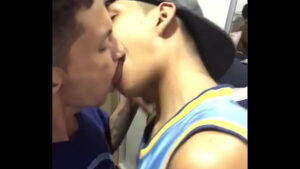 Novinha tentando beijar gay