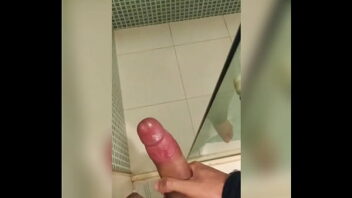 Novinho gay batendo punheta no banheiro