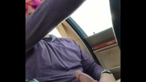Oral e punheta escondido no carro gay