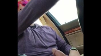 Oral e punheta escondido no carro gay