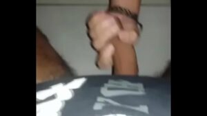 Passando a mão cu gay no banheiro