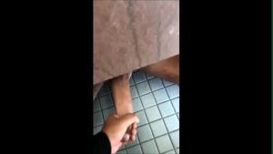 Pau gigante banheiro gay