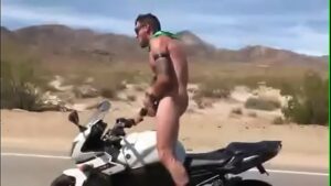 Pauzudo motoqueiro metendo no gay na estrada