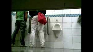 Pegaçao de gay brasioeiro em banheiro publico