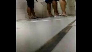 Pegação e foda gay em banheiro público