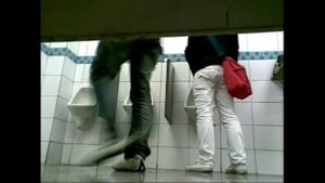 Pegação gay em banheiro público do shopping
