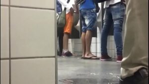 Pegação gay no banheiro da central do brasil