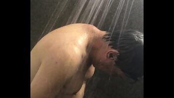 Pegando no pal gay banho