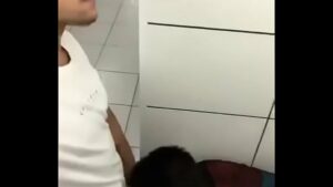 Pinto de idosos gays nos banheiros públicos