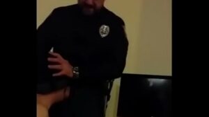 Policial comendo de gay