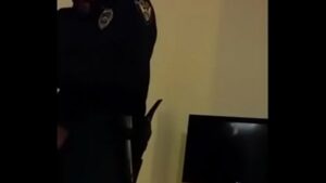 Policial comendo pichador gay