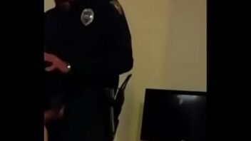 Policial gay algemado sendo chupado