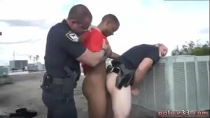 Policial seduzindo prisioneiro gay na cadeia