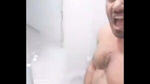 Porn gay daddy dando banho no guri