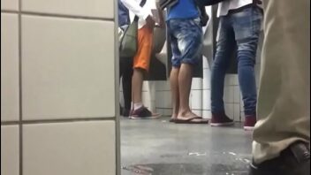 Porno gay amador pegação no banheiro da rodoviária
