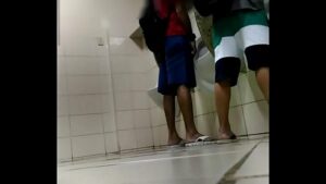 Porno gay amador tres jovens no banheiro
