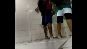 Porno gay com novinho amador no banheiro publico