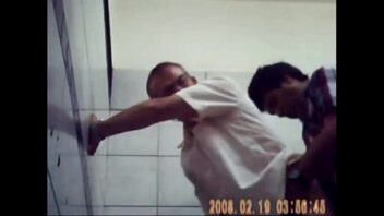 Porno gay com o tio no banheiro