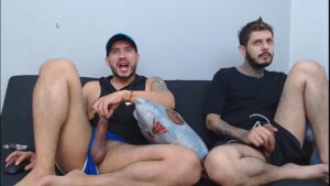 Porno gay com tesão na casa do amigo hetero