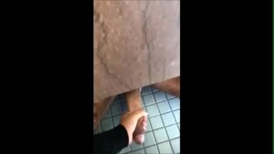 Porno gay em.banheiro público assustado com o tamanho