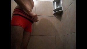 Porno gay fedendo.com forca no banheiro