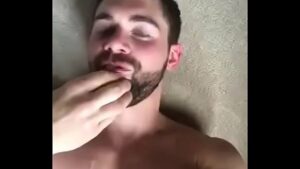 Porno gay homem chupando policial até gozar na boca