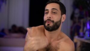 Porno gay homem sem camisa em casa