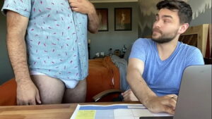 Porno gay pai e filho dividindo o quarto