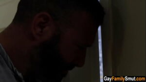 Porno gay seduzindo o papai saradao