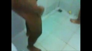 Porno gay viu o amigo pelado no chuveiro