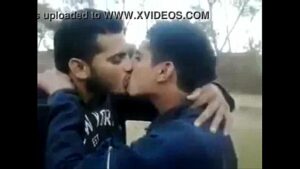 Primeiro beijo gay gif